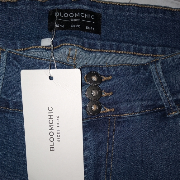 BloomChic- Very Stretchy High-Rise Medium Wash Cropped Jeans-16 - Picture 8 of 10